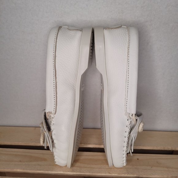 NEW Minnetonka Womens White Leather Thunderbird Boat Moccasins size 5 - Picture 4 of 8